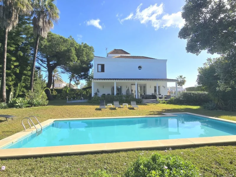 8 Bedroom Private Villa with Terrace for Sale in Nueva Andalucía, Marbella
