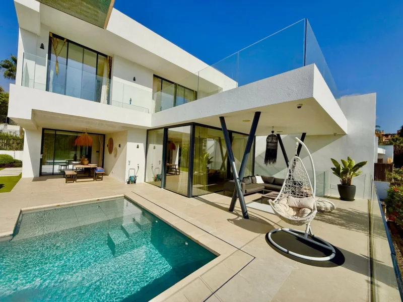 4 Bedroom Private Villa with Terrace for Sale in Estepona