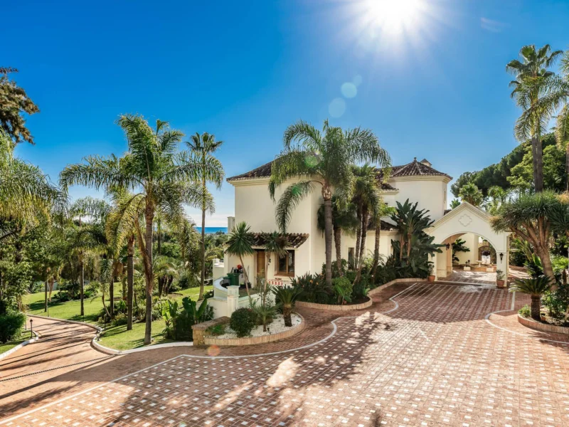 Villa privada de 16 dormitorios con terraza en venta en El Paraiso Alto, Benahavís