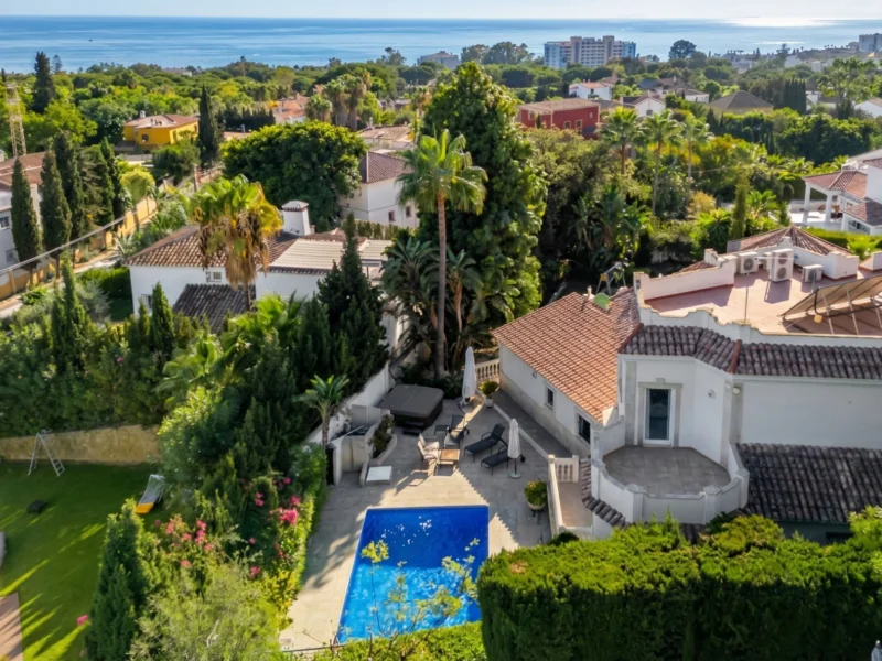 5 Bedroom Private Villa for Sale in El Rosario, Marbella