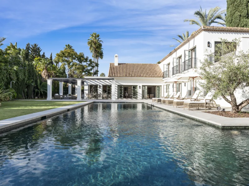 5 Bedroom Private Villa with Terrace for Sale in Nueva Andalucía, Marbella