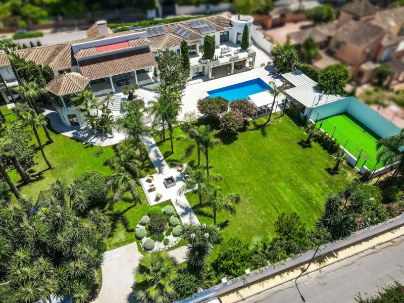 6 Bedroom Private Villa with Terrace for Sale in Guadalmina Baja, San Pedro de Alcántara
