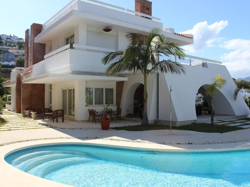 6 Bedroom Private Villa with Terrace for Sale in La Mairena, Marbella