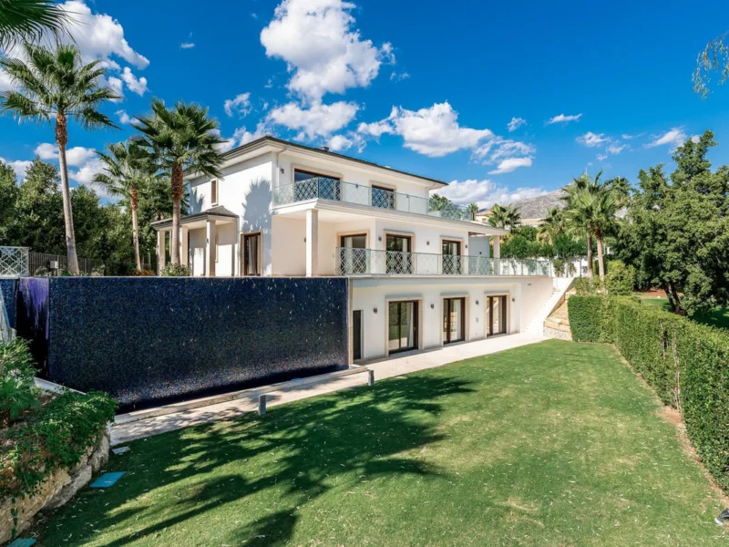 5 Bedroom Private Villa for Sale in Nueva Andalucía, Marbella