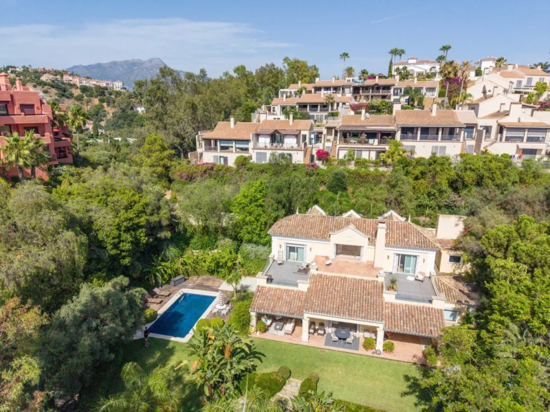 3 Bedroom Private Villa with Terrace for Sale in La Quinta, Benahavís