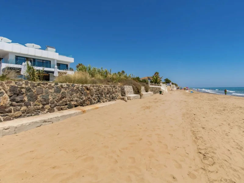 6 Bedroom Private Villa with Terrace for Sale in Costabella, Marbella
