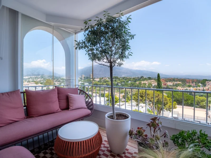 2 Bedroom Apartment with Terrace for Sale in Nueva Andalucía, Marbella