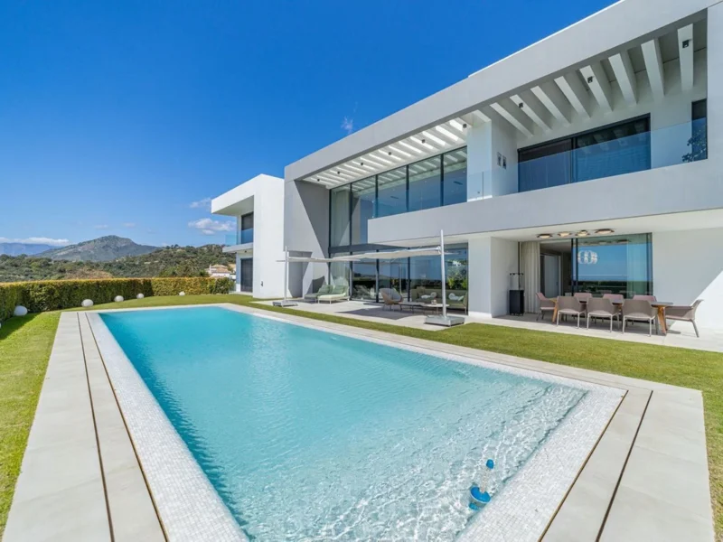 5 Bedroom Private Villa with Terrace for Sale in Benahavís