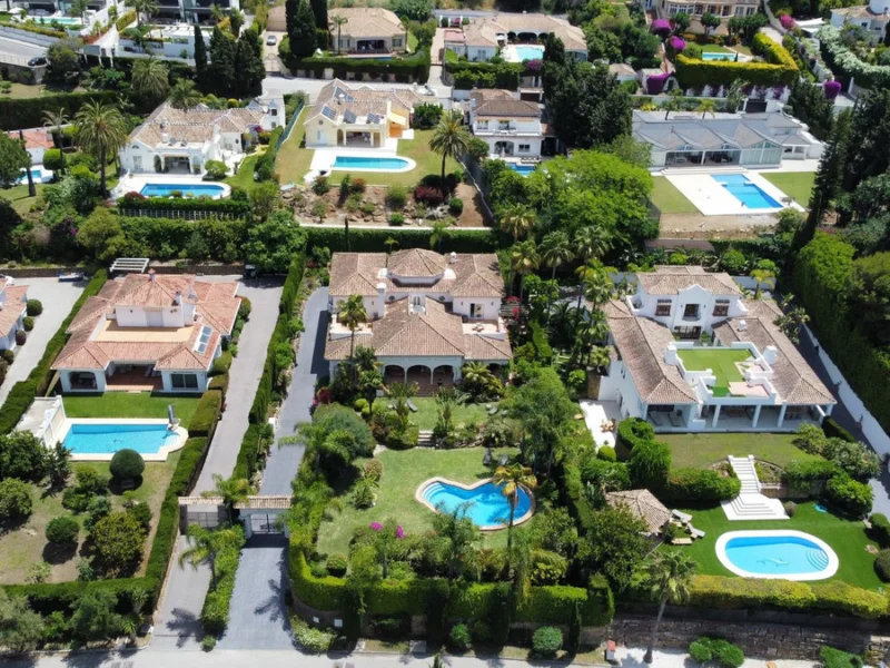 6 Bedroom Private Villa for Sale in El Paraíso, Estepona