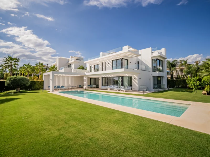 5 Bedroom Private Villa with Terrace for Sale in Los Flamingos, Benahavís