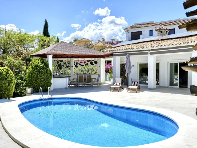 4 Bedroom Private Villa with Terrace for Sale in Benahavís