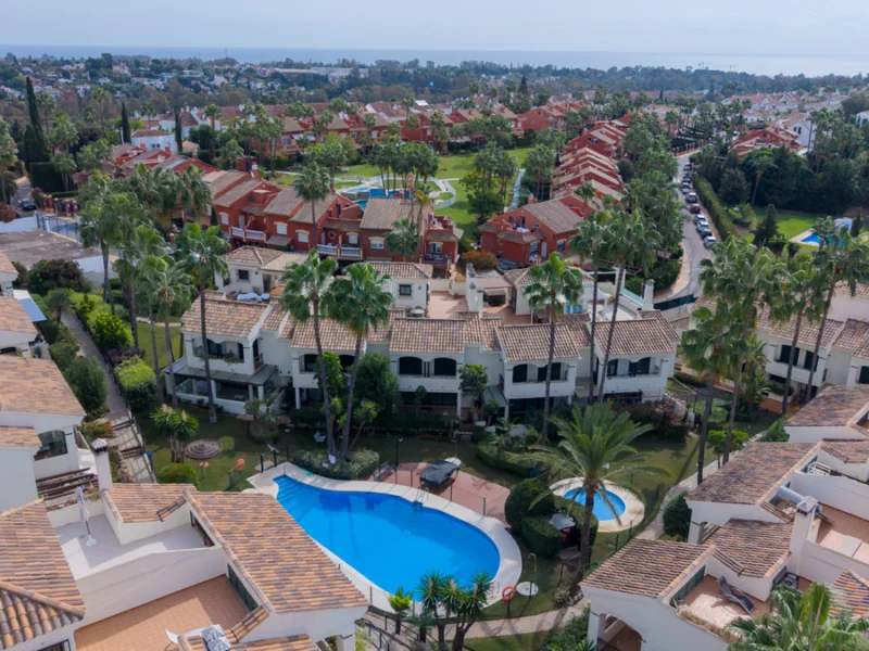 4 Bedroom Private Villa with Terrace for Sale in Estepona