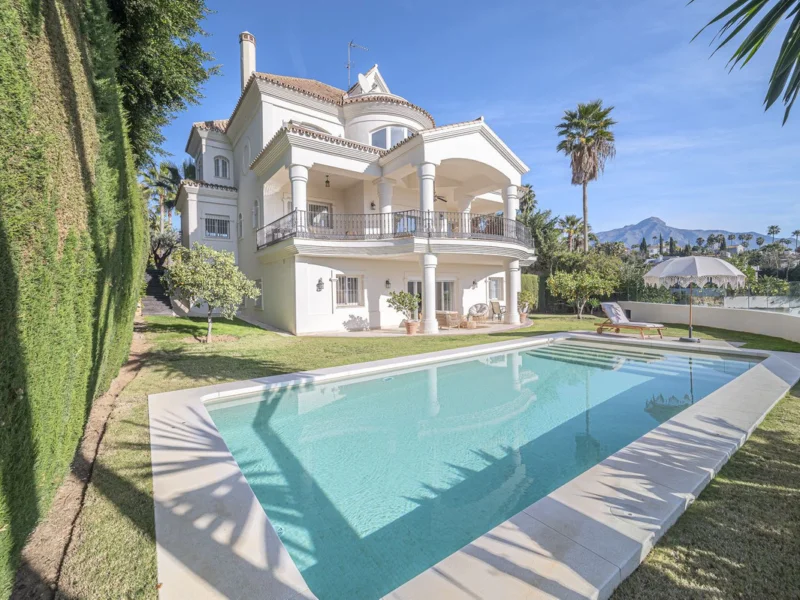 7 Bedroom Private Villa for Sale in Nueva Andalucía, Marbella