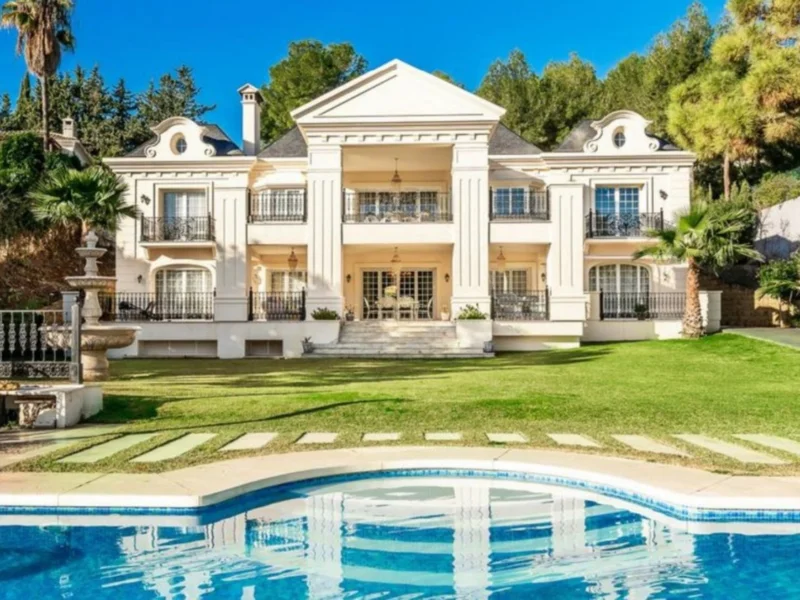 Villa privada de 9 dormitorios en venta en Marbella