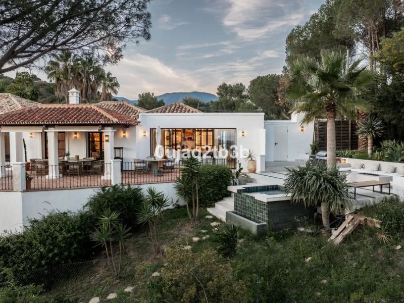 4 Bedroom Private Villa with Terrace for Sale in La Heredia, Benahavís
