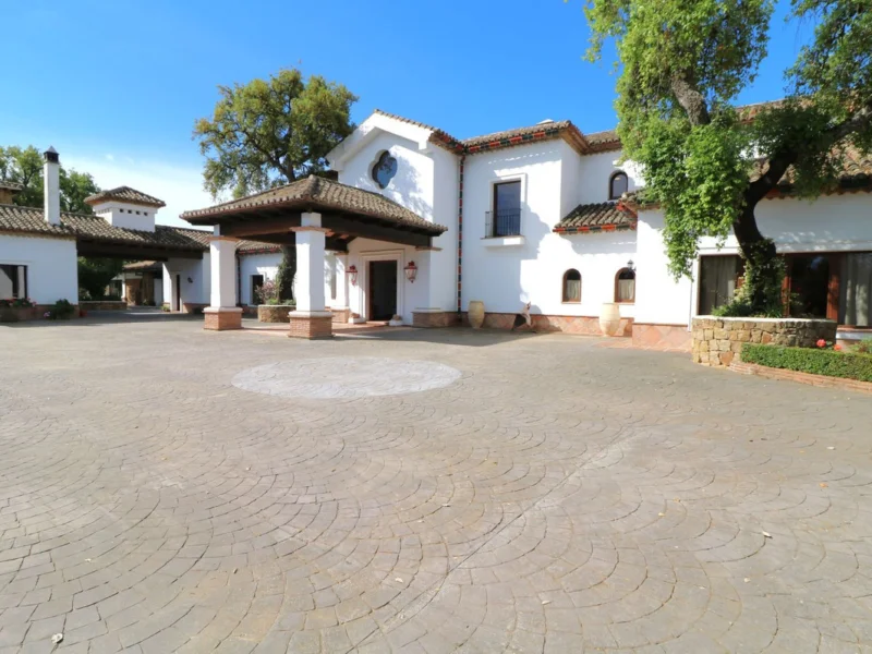 7 Bedroom Apartment for Sale in La Mairena, Marbella