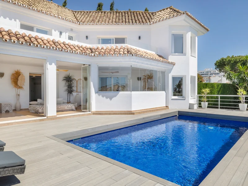 6 Bedroom Private Villa for Sale in Estepona