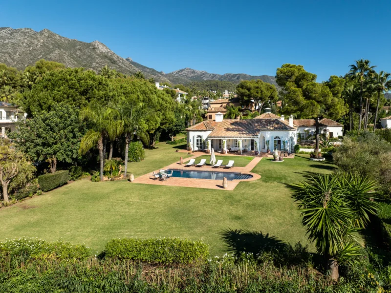 5 Bedroom Private Villa with Terrace for Sale in Altos Reales, Milla de Oro, Marbella