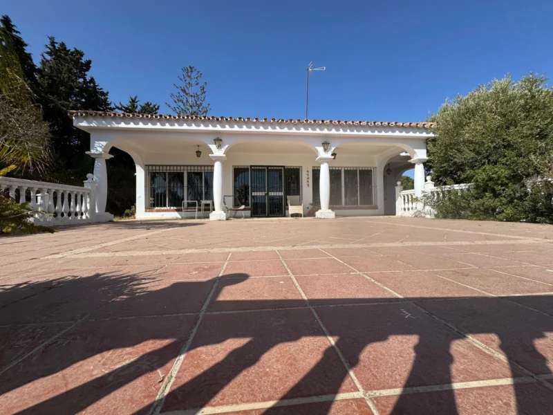 5 Bedroom Private Villa with Terrace for Sale in Nueva Milla de Oro, Estepona