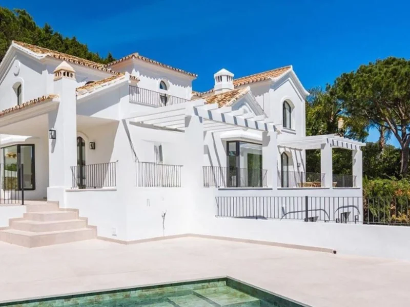 5 Bedroom Private Villa with Terrace for Sale in Benahavís