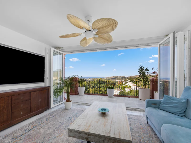 2 Bedroom Apartment with Terrace for Sale in Benahavís