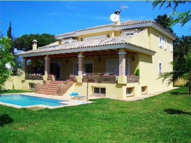 5 Bedroom Private Villa with Terrace for Sale in El Rosario, Marbella