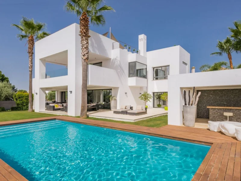 5 Bedroom Private Villa with Terrace for Sale in Milla de Oro, Marbella
