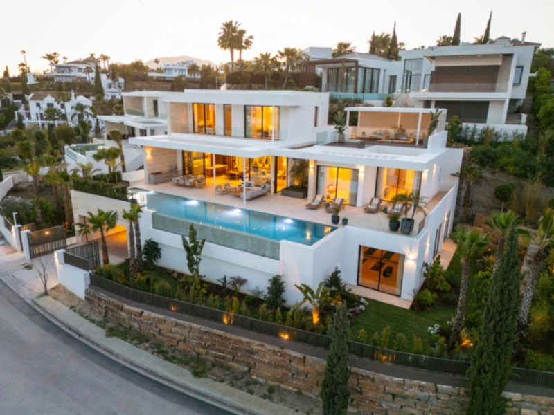 6 Bedroom Private Villa with Terrace for Sale in Benahavís