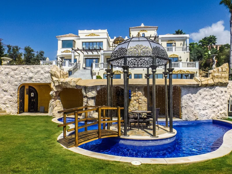 7 Bedroom Private Villa with Terrace for Sale in Los Flamingos, Benahavís