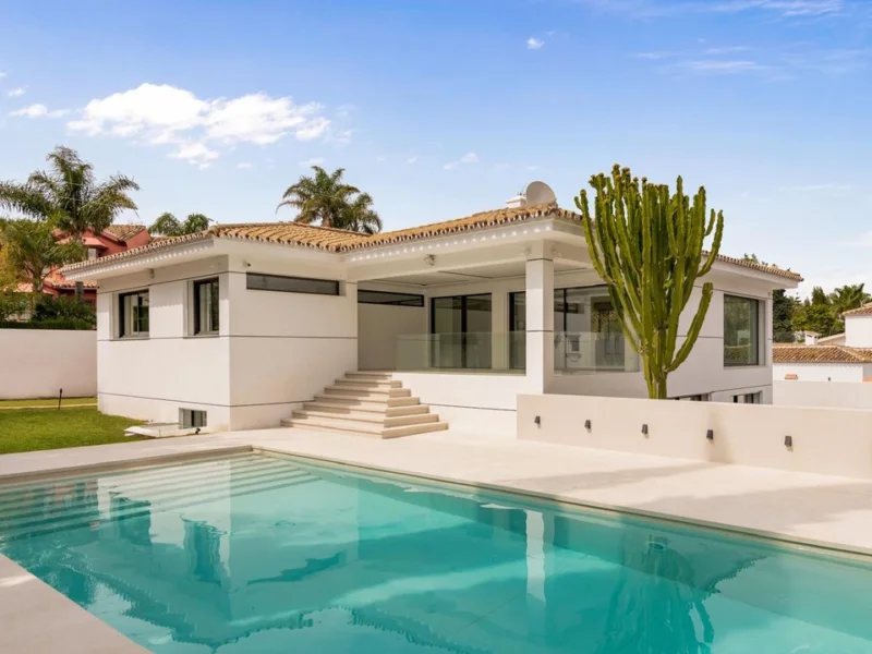 6 Bedroom Private Villa for Sale in Guadalmina Alta, San Pedro de Alcántara
