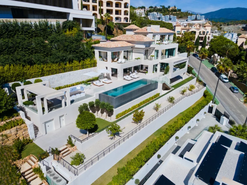 6 Bedroom Private Villa for Sale in Benahavís Pueblo