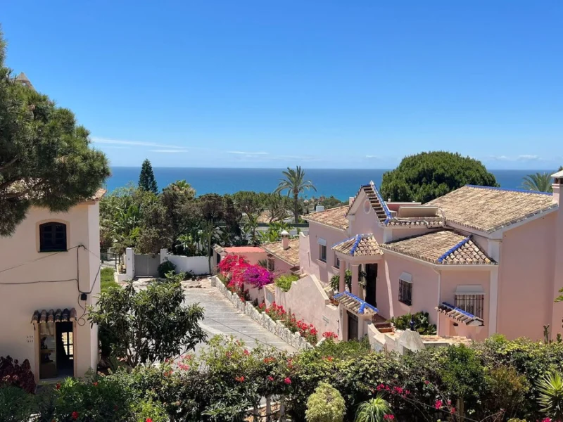 Furnished 4 Bedroom Private Villa with Terrace for Rent in Marbesa, Marbella