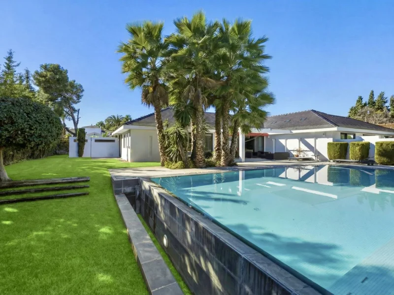 6 Bedroom Private Villa with Terrace for Sale in Guadalmina Baja, San Pedro de Alcántara