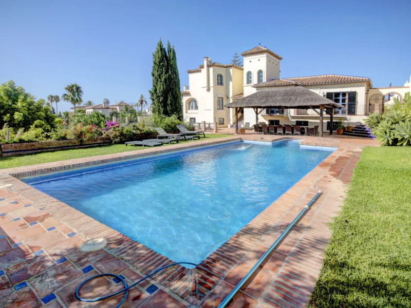 7 Bedroom Private Villa for Sale in Estepona