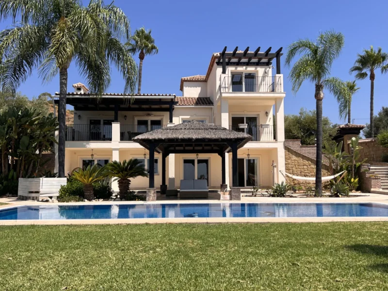 4 Bedroom Private Villa for Sale in El Padron, Nueva Milla de Oro, Estepona