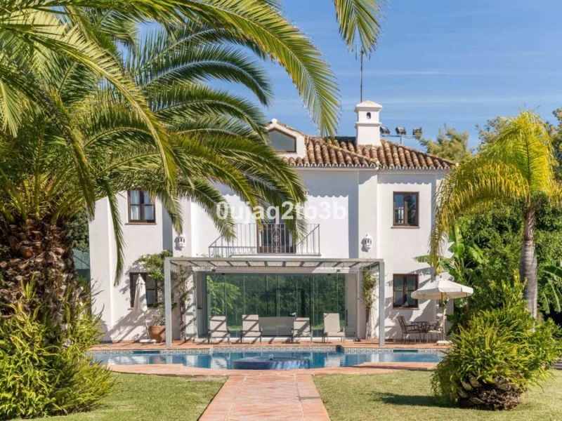 6 Bedroom Private Villa with Terrace for Sale in Guadalmina Baja, San Pedro de Alcántara