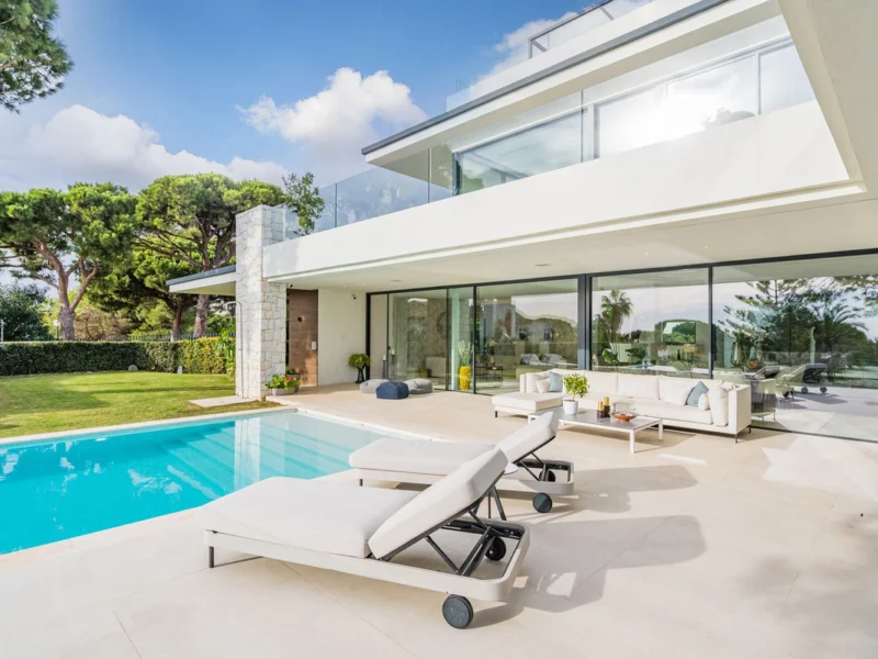 6 Bedroom Private Villa with Terrace for Sale in Marbesa, Marbella