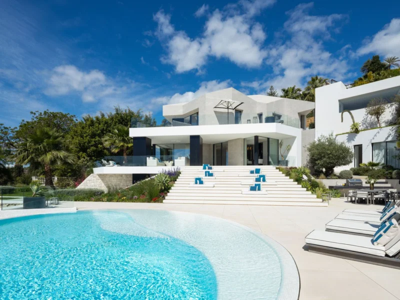 5 Bedroom Private Villa with Terrace for Sale in Benahavís