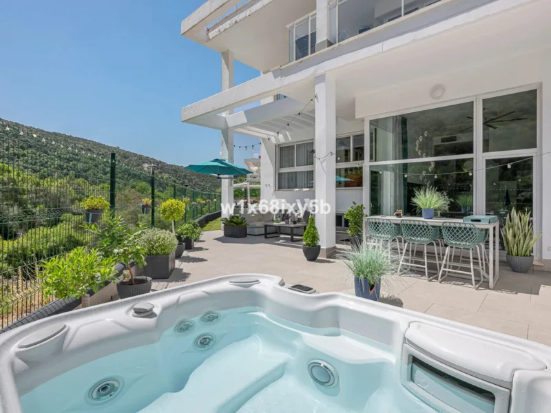 4 Bedroom Apartment with Terrace for Sale in Benahavís