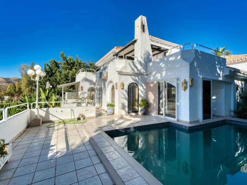 4 Bedroom Private Villa with Terrace for Sale in Nueva Andalucía, Marbella