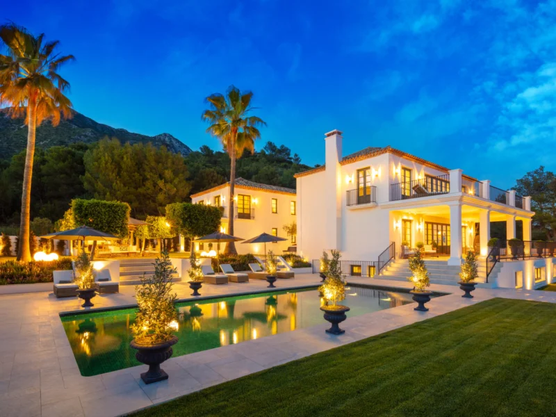 6 Bedroom Private Villa with Terrace for Sale in Sierra Blanca, Marbella