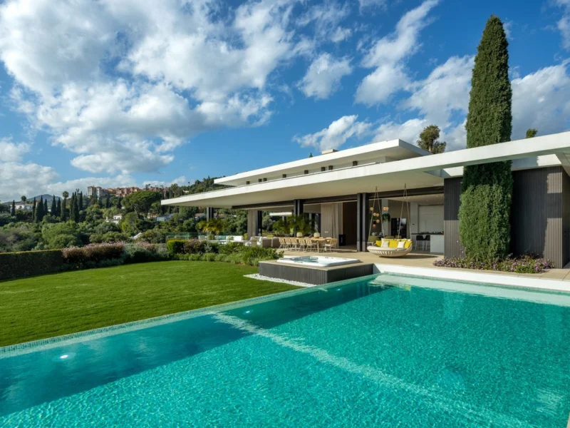 6 Bedroom Private Villa with Terrace for Sale in La Quinta, Benahavís