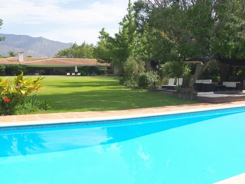 8 Bedroom Private Villa with Terrace for Sale in Milla de Oro, Marbella