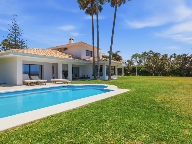 9 Bedroom Private Villa with Terrace for Sale in Estepona