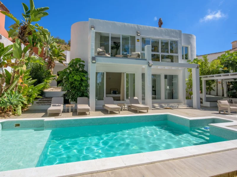 4 Bedroom Private Villa with Terrace for Sale in Nueva Andalucía, Marbella
