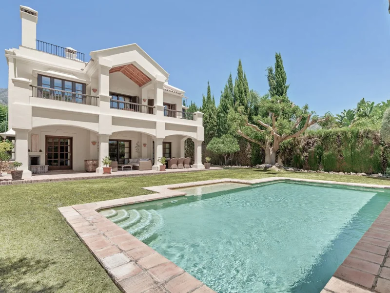 6 Bedroom Private Villa for Sale in Balcones de Sierra Blanca, Milla de Oro, Marbella
