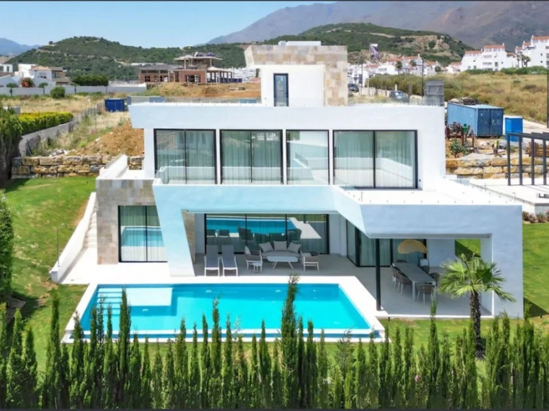 4 Bedroom Private Villa for Sale in Estepona