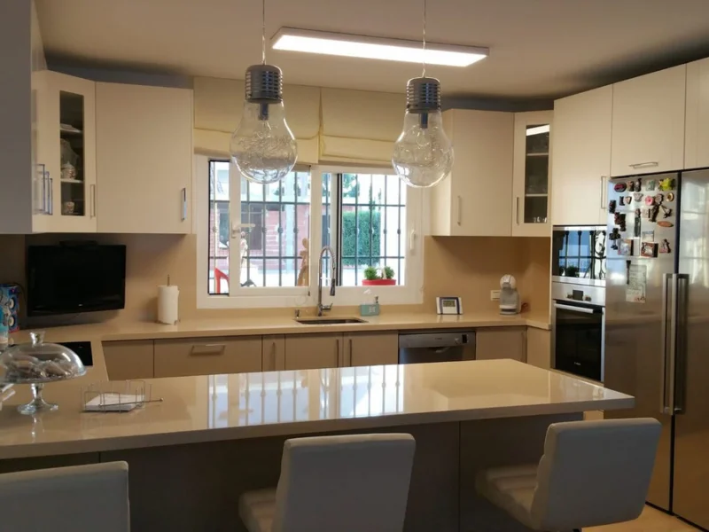 6 Bedroom Private Villa for Sale in San Pedro de Alcántara