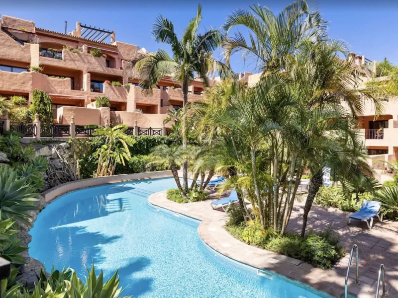 2 Bedroom Apartment with Terrace for Sale in Benahavís