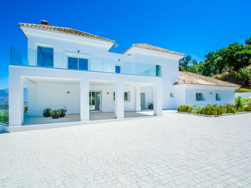 4 Bedroom Private Villa with Terrace for Sale in La Mairena, Marbella